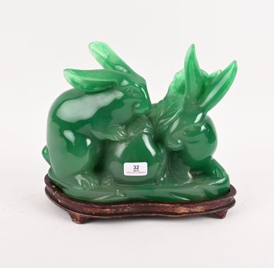figurine en jade vert représentant un lapin avec une feuille sur le dos