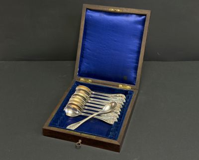 un service d'argenterie ancienne dans un coffret en bois doublé de velours bleu
