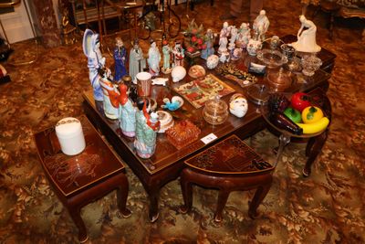 une table sur laquelle sont disposées de nombreuses figurines et des vases