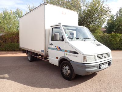 un camion blanc garé dans un parking