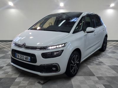 la citrole blanche est garee sur un sol en damier