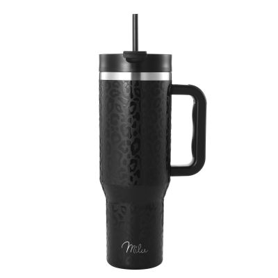 un gros plan d'une tasse à café avec une anse, sur fond blanc