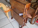 un cheval à bascule posé à côté d'une table et d'une chaise