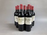 six bouteilles de vin rouge sont alignées