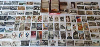 beaucoup de vieilles cartes postales sur la table