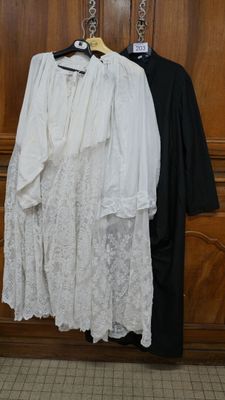 deux robes suspendues à un portant dans une armoire