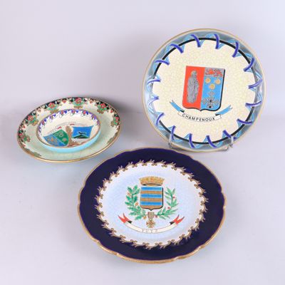 trois assiettes ornées d'un blason