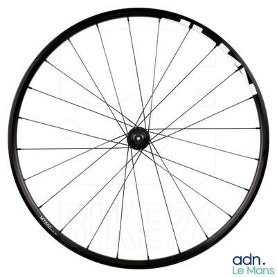 un gros plan d'une roue de vélo sur fond blanc