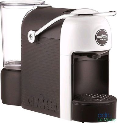 une image représentant une cafetière avec un verre