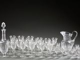beaucoup de verres à vin et un pichet sur la table