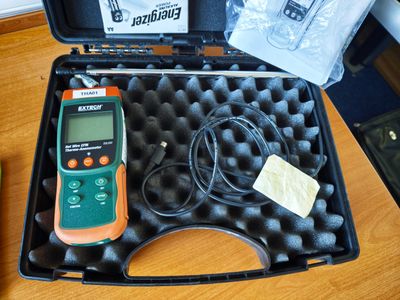 une mallette contenant un multimètre, posée sur une table