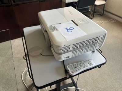une photo d'un projecteur posé sur une table