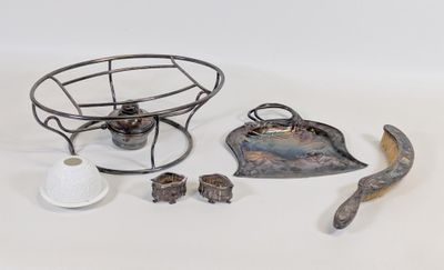 un grand nombre d'objets posés sur une table