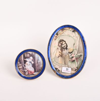 une paire d'assiettes bleues et blanches ornées d'une illustration représentant une femme et un enfant