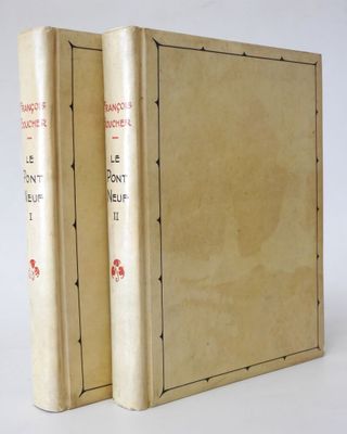 deux livres sont posés sur une surface blanche avec un fond blanc