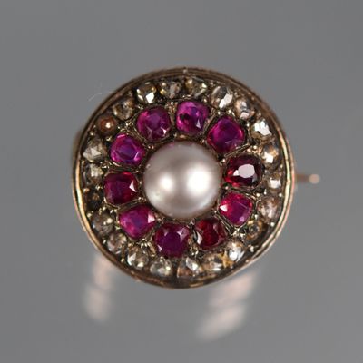 une photo en gros plan d'une bague sertie d'une perle