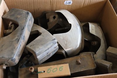une boîte en carton remplie de morceaux de métal de toutes sortes