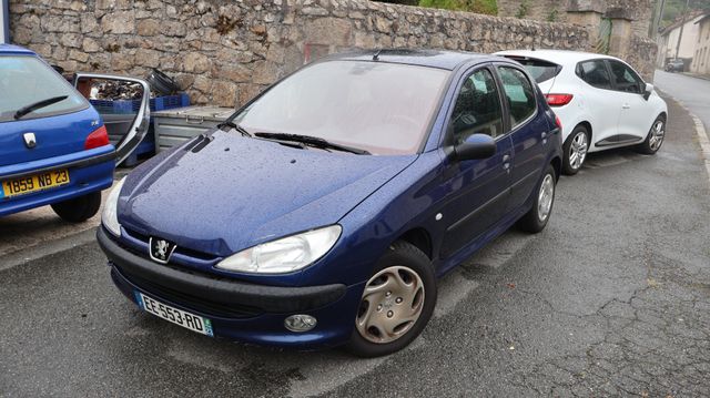 Véhicule particulier PEUGEOT 206 HDI immatriculé EE-553-RD, 1ère ...