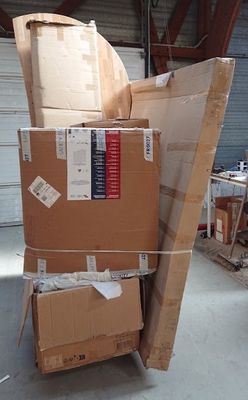 de nombreux cartons empilés les uns sur les autres dans un entrepôt