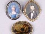 trois portraits miniatures représentant un homme et une femme en tenue de cérémonie