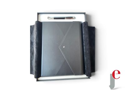 un dossier noir contenant un stylo, posé sur une surface blanche