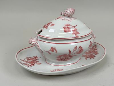 une image représentant un bol et une soucoupe rouges et blancs posés sur une soucoupe