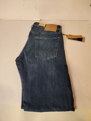 l'arrière d'un jean suspendu à un cintre