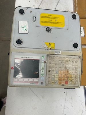 une machine posée sur une table