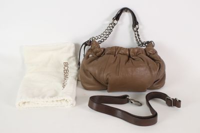 sac à main en cuir marron avec bandoulière en chaîne et pochette, sur fond blanc