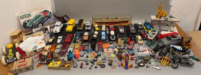 beaucoup de petites voitures et d'autres jouets posés sur une table