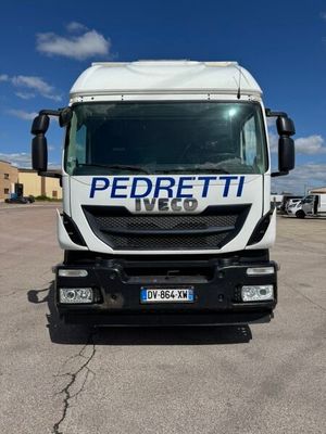un camion blanc garé dans un parking