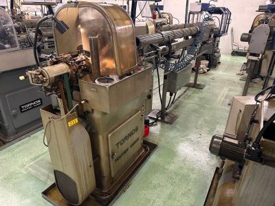 une machine posée sur le sol d'une pièce