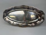 un plateau en argent avec un miroir sur une table