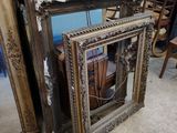 deux miroirs et une chaise dans un coin de la pièce
