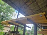 une table de pique-nique abritée sous un auvent dans le jardin
