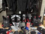 une table sur laquelle sont posés de nombreux équipements de ski