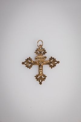 une image représentant une croix accrochée au mur d'une pièce