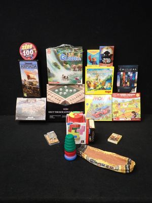 le contenu d'un jeu de société est disposé sur une table