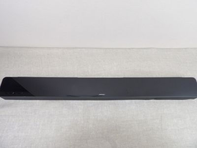 un gros plan d'une enceinte noire posée sur une surface blanche