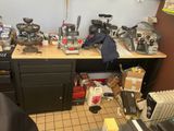 un établi encombré sur lequel se trouvent de nombreux outils