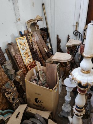 beaucoup d'objets posés sur le sol
