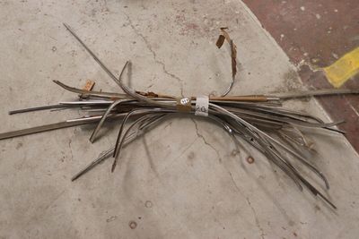 un tas de brindilles posées par terre