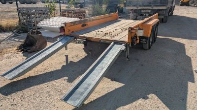une image représentant une remorque à plateau avec un plateau plat