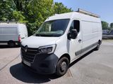 la camionnette blanche est garée dans le parking à côté d'autres véhicules