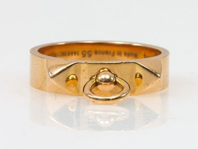 une image d'une bague en or avec un diamant au centre