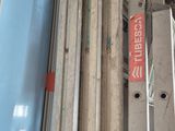 un présentoir métallique sur lequel est accrochée une affiche, dans une pièce