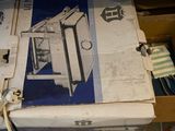 une boîte sur laquelle est posé un micro-ondes, dans un magasin