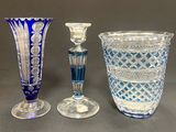 trois vases en verre posés l'un à côté de l'autre sur une table