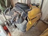 une machine jaune qui est garée dans le garage