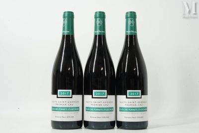 trois bouteilles de vin posées l'une à côté de l'autre sur une table